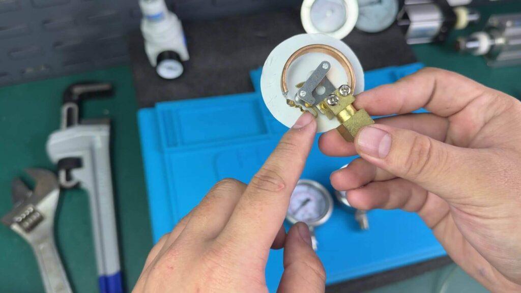 Cấu Tạo và Nguyên Lý Hoạt Động của Đồng Hồ Đo Áp Suất