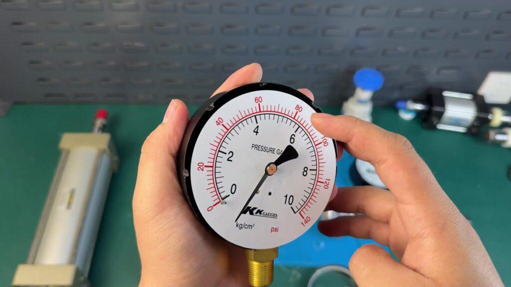 Phân Biệt Đồng Hồ Áp Suất Bourdon và Dạng Màng Trong Công Nghiệp 2026